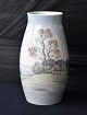 Bing & 
Grøndahl, vase 
8538-247,1. 
sortering. 
Skovparti med 
stort udgået 
træ
Design Bing & 
...