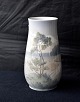 Bing & 
Grøndahl, vase 
8409-209, 1. 
sortering. 
Dekorationen på 
vasen er et 
landskabsmotiv, 
med et ...