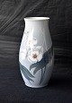 Bing & 
Grøndahl, vase 
7930-249, 1. 
sortering. 
Vasen er 
dekoreret med 
hvide blomster 
og mørke ...