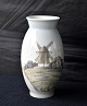 Bing & 
Grøndahl, vase 
8682-420, 1. 
sortering.  
Vasen er 
dekoreret med 
landskab og 
motiv af ...