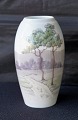 Bing & 
Grøndahl, vase 
620-5251. Motiv 
på vasen er 
landskab med 2 
træer med 
grønne ...