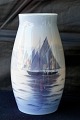 Bing & 
Grøndahl, vase 
8550-247. 
Dekoration på 
vasen er et 
sejlskib med 
brune sejl
Design  ...