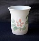 Bing & 
Grøndahl, vase, 
677, vasen er 
1. sortering. 
Dekoration på 
vasen er lys 
julerose, vasen 
er ...