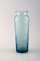 Lalique vase i 
lyseblåt 
kunstglas med 
blomsterdekoration.
 1950'erne.
I flot stand.
Indridset ...