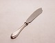 Cake knife in 
other pattern 
of hallmarked 
silver.
27 cm.
