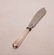 Cake knife in 
other pattern 
of hallmarked 
silver.
27 cm.