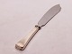 Cake knife in 
other patter of 
hallmarked 
silver.
27 cm.
