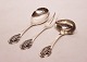 Server, carving 
fork and saucer 
in other 
pattern of 
hallmarked 
silver.
21,5 cm, 21,5 
cm and 18 cm.