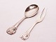 Server and 
carving fork in 
other pattern 
of hallmarked 
silver.
20 cm.