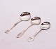 Marmelade 
spoons in 
different 
patterns of 
hallmarked 
silver. Ask for 
number in 
stock.
14 cm, 14 ...