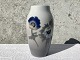 Bing & 
Grøndahl, Vase 
#286/5243, 
Franske 
anemoner, 
24,5cm høj, 
2.Sortering 
*Lille 
glasurfejl i 
...