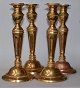 4 similar brass 
candlesticks, 
19th century. 
Base with pearl 
staff. Stem 
with cannulas. 
Height: ...