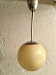 Kugle glaslampe 
på metalstang. 
Højde med 
metalstang 53 
cm. Glaskuplen 
er ca. 20 cm i 
diameter.