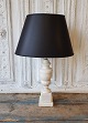 Table lamp in 
white marble
With a hair 
tear on the 
foot - see 
picture.
Height incl. 
socket 41 ...