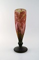 Large and 
impressive Daum 
Nancy art 
nouveau cameo 
vase in mouth 
blown art glass 
with leaves and 
...