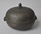 Bronze hand 
heater, 19th 
century - 
probably China. 
With 
decorations. H: 
10 cm. 
Diameter: 12 
cm.