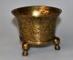 Chinese tripot 
bronze censor, 
19th / 20th. 
century. Sides 
decorated with 
dragons. 
Stamped. H.: 9 
...
