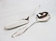 Cake server and 
serving spoon 
in Frijsenborg, 
hallmarked 
silver.
23 cm and 22 
cm.