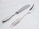 Cake knife (850 
DKK) and 
carving fork 
(750 DKK) , in 
Frijsenborghallmarked 
silver. 
26 cm and ...