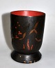 Japanese 
lacquer cup, 
19th century 
Decorated with 
foliage. H.: 
11.5 cm.