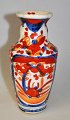 Imari porcelain 
vase, 19th 
century Japan. 
Polychrome 
decoration with 
plants. H.: 18 
cm.