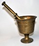 Brass mortar 
with pistil, 
18/19. century 
Height: 12 cm. 
Pistil length: 
20.5 cm.
