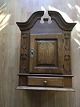 Old Hanging 
cabinet with 
swan neck.
Oak tree.
Height: 60 cm.
Width: 46.5 
cm.
Depth: 25 ...