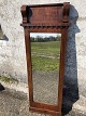 Mirror in frame 
of mahogany 
from ca. 1880. 
Some cracks, 
bias, rejection 
at the top (see 
photo) - ...