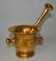Brass mortar 
with pistil and 
two handles, 
19th century, 
unmarked. 
Height: 9 cm. 
Pistil length: 
...