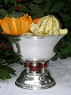 Beautiful fruit 
bowl of silver 
plaid. Height 
19.5cm. 
Diameter 25cm. 
Fine condition. 
From c. 1920.