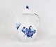 Coffee jug, 
no.: 8189, in 
Blue Flower by 
Royal 
Copenhagen.
26 x 11 cm.
