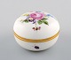 Meissen 
bonboniere in 
hand-painted 
porcelain with 
floral motifs. 
20th century.
Measures: 7.5 
x ...