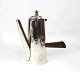 Coffee pot with 
wooden handle 
of 0.900 
silver.
16 x 8 cm.