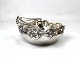 Bowl decorated 
with flowers 
and with handle 
of 830 silver.
6 x 14 cm.