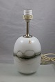 Holmegaard 
Glasværk. 
Bordlampe 
Sukura, oval 
fod. Lampen er 
af hvidt 
opalglas med 
grå ...