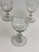 3 stk. smukke, 
gamle vinglas 
med egeløv fra 
Holmegaard 
glasværk. 
Prisen er per 
stk. 
Glassene ...