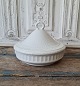 Royal 
Copenhagen 
White fan lid 
dish 
No. 173/174, 
Factory first. 
Height 16.5 
cm. Diameter 21 
cm.