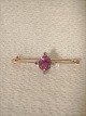 Beautiful 
brooch / tie 
pin 14k Gold 
Oval with 
Diamond 
Polished 
corundum 
approximately 1 
and 4 ct ...