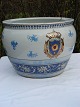 China 
porcelain. 
Large 
flowerpot. 
Height 23 cm. 
Diameter 32 cm. 
Fine  
condition. From 
approx. 1960