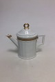 Royal 
Copenhagen Gold 
Fan Coffee Pot 
No. 11553. 21 
cm H. 1st 
Quality, In 
great 
condition.