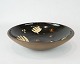 Ceramic bowl in 
dark colours by 
Ulla Sonne from 
1975.
7 x 27,5 cm.
