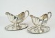A pair of sauce 
boats of 
hallmarked 
silver.
13 x 20 x 9 
cm.