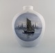 Stor Royal 
Copenhagen vase 
i håndmalet 
porcelæn. Motiv 
af sejlbåd i 
Københavns 
Havn. 
1920'erne. ...