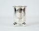 Vase on feet of 
hallmarked 
silver.
7 x 5 cm.
