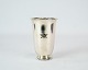 Vase decorated 
with a horse 
shoe and of 
hallmarked 
silver.
10.5 x 7 cm.