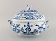 Large antique Meissen "Blue Onion" lidded soup tureen in hand-painted porcelain. 
Early 20th century.
