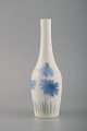 Antik Royal 
Copenhagen art 
nouveau vase i 
porcelæn med 
håndmalede 
mælkebøtter. 
Sent ...