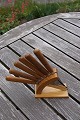 Set of 6 fruit 
knives with 
wooden handle 
and holder of 
wood in a good 
used condition.
L 17cm