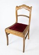 Antik stol af elm polstret med rødt velour stof fra 1920erne.
5000m2 udstilling.