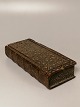 Book-shaped box 
with sliding 
lid Beautifully 
decorated with 
collar cut 
19.årh  4 x 8.5 
x 19cm.